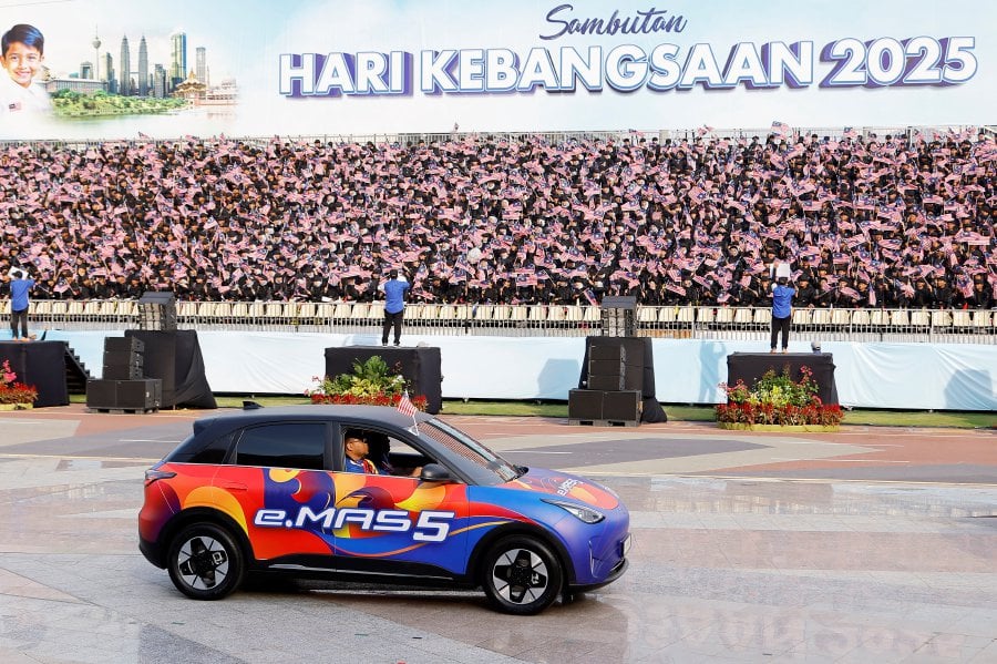 Proton e.MAS 5 Shows Up at Merdeka Day in Putrajaya